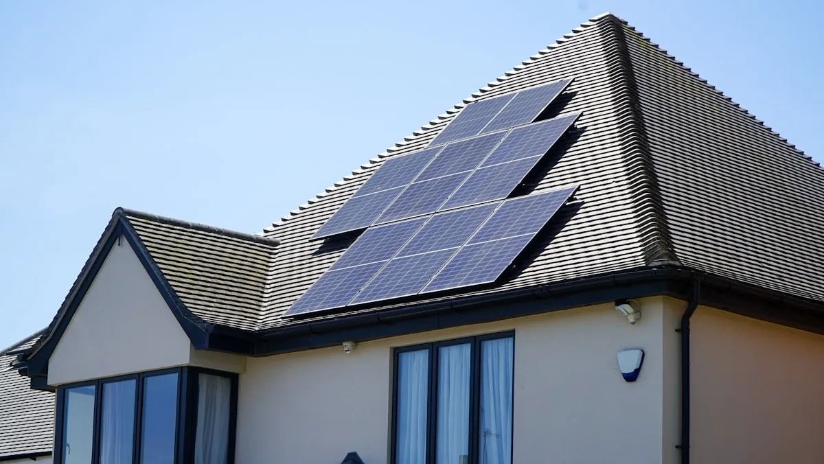 住宅の屋根に設置された太陽光パネルのクローズアップ