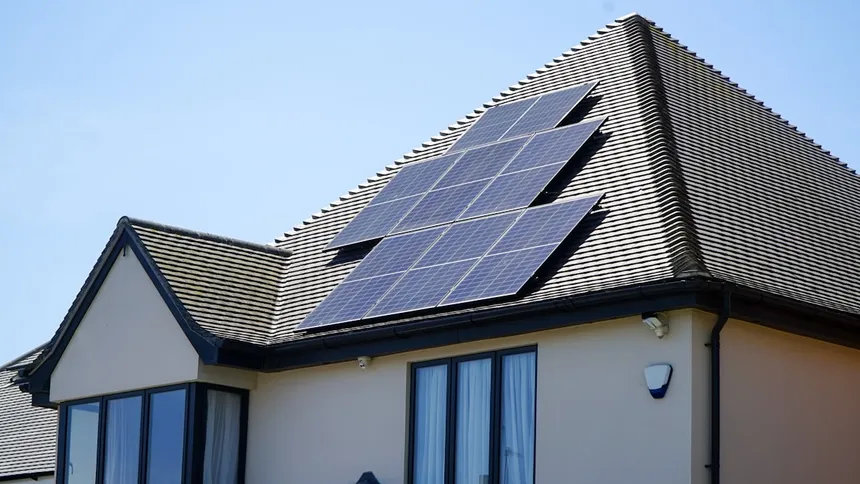戸建て住宅の屋根に設置された太陽光パネル
